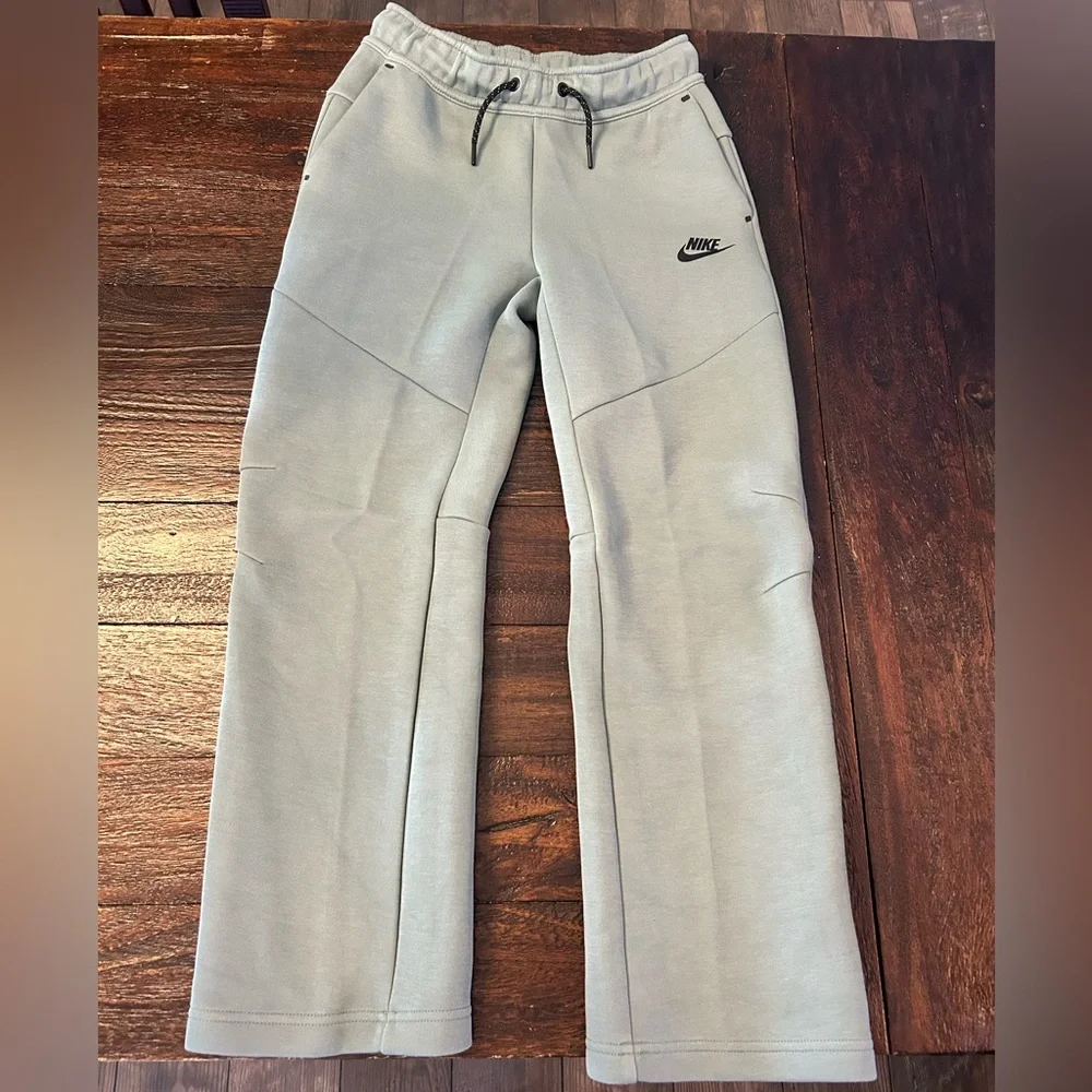 NWOT Nike Sportswear Tech Fleece Hoodie and Open Hem Pants Set- Green Clay/Black - Picture 4 of 15